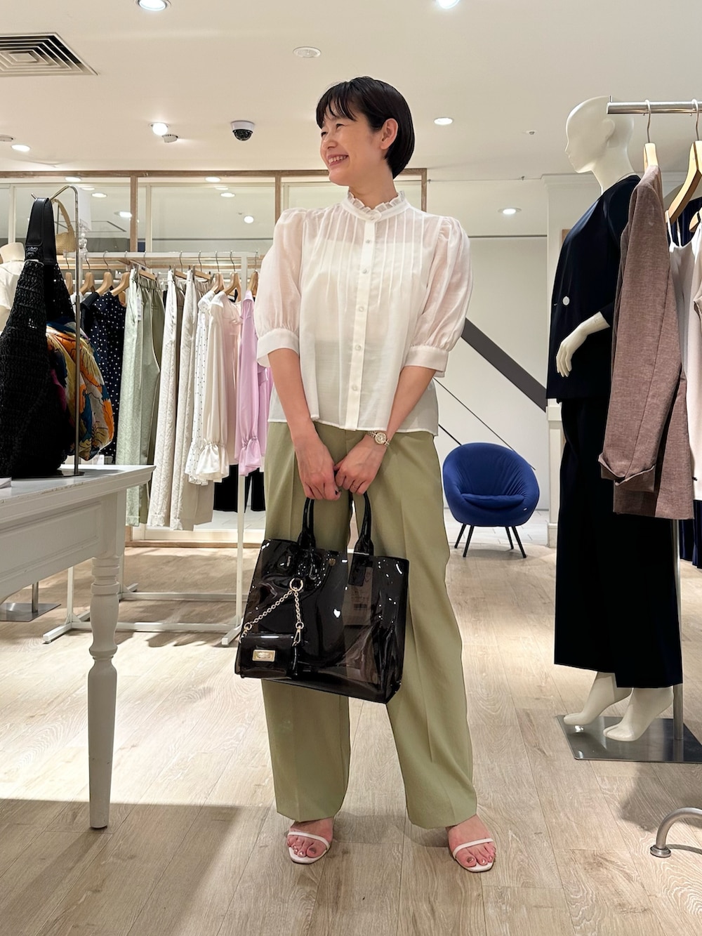 「フリル、フリルトップス、フリルブラウス、ブラウス、ブラウスコーデ、ブラウス×パンツ、パンツ、パンツスタイル、パンツコーデ、通勤、通勤コーデ、通勤スタイル、夏コーデ、大人ファッション、オトナカワイイ」｜「NOLLEY’SのPVCトート＆ミニバッグチャーム（トートバッグ、ブラック系）」を使った、minaさん（骨格ストレート・レディース・157cm）の夏コーディネートの5枚目の写真