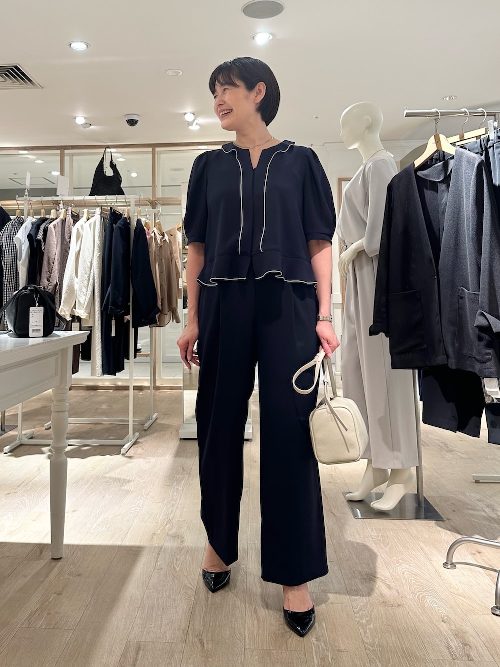 「ブラウス、ブラウスコーデ、ブラウス×パンツ、パンツ、パンツスタイル、パンツコーデ、通勤、通勤コーデ、通勤スタイル、オフィス、オフィススタイル、オフィスコーデ」｜「NOLLEY’Sの《セットアップ対応》ウォッシャブルツイルイージーパンツ（その他パンツ、ブルー系）」を使った、minaさん（骨格ストレート・レディース・157cm）の夏コーディネートの4枚目の写真