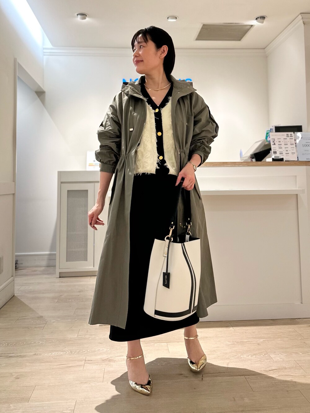 「フーテッドコート、春コート、カーディガン、カーディガンコーデ、スカート、スカートスタイル、スカートコーデ、大人カジュアルコーデ、お出かけコーデ、大人可愛い、春コーデ」|「NOLLEY’Sのウォッシャブルエアボールタイトスカート(スカート、ブラック系)」を使った、minaさん(骨格ストレート・レディース・157cm)の冬コーディネートの2枚目の写真