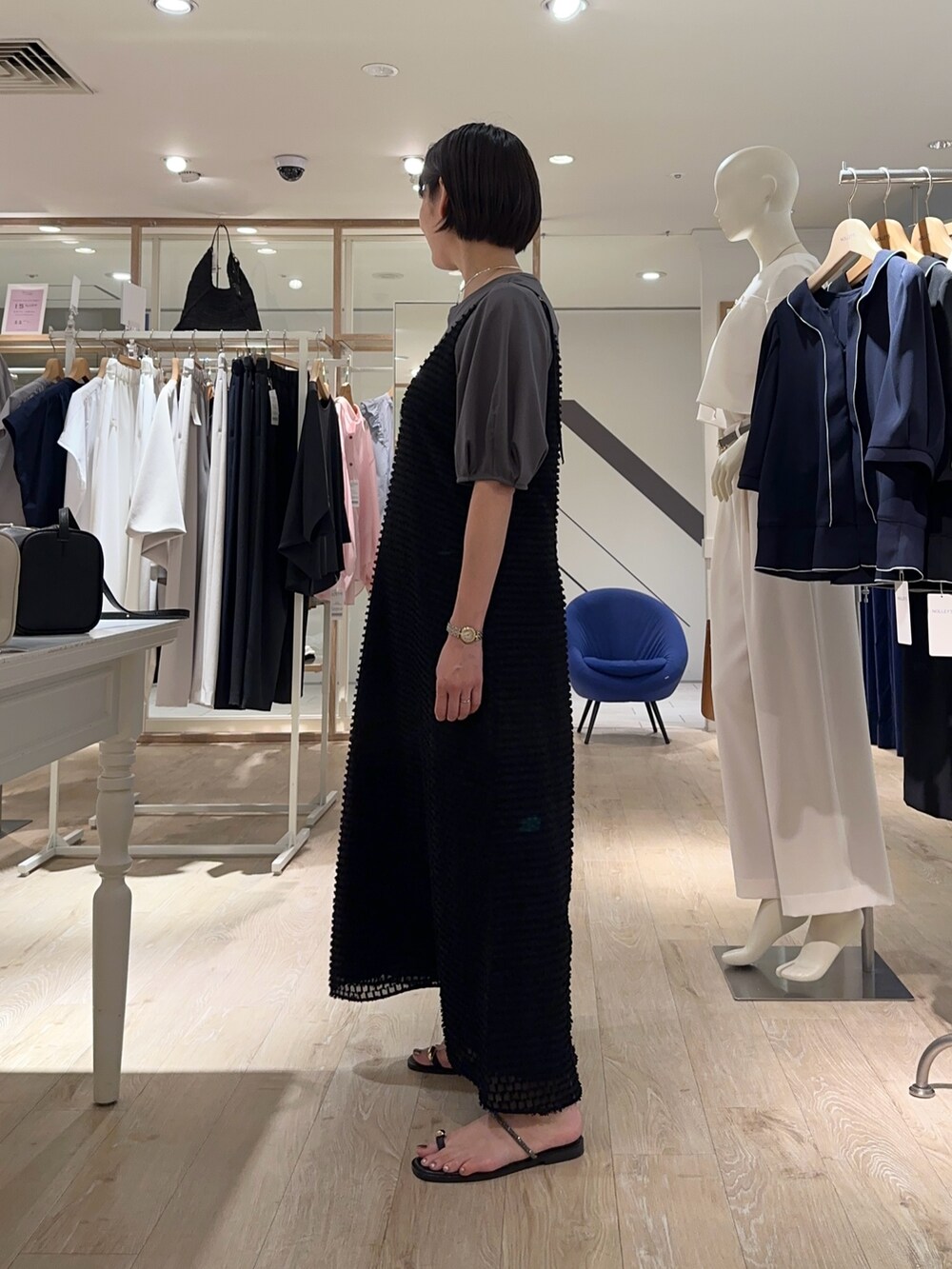「キャミ、キャミワンピ、キャミワンピース、キャミ×Tシャツ、Tシャツ、5分袖Tシャツ、5分袖カットソー、夏ファッション、オトナ女子、楽チンコーデ、オトナカワイイ、ワンピース、ワンピーススタイル、ワンピースコーデ」|「SANRAMIの【SANRAMI/サンラミ】リングハンドルトートバッグ(トートバッグ、ブラック系)」を使った、minaさん(骨格ストレート・レディース・157cm)の夏コーディネートの4枚目の写真