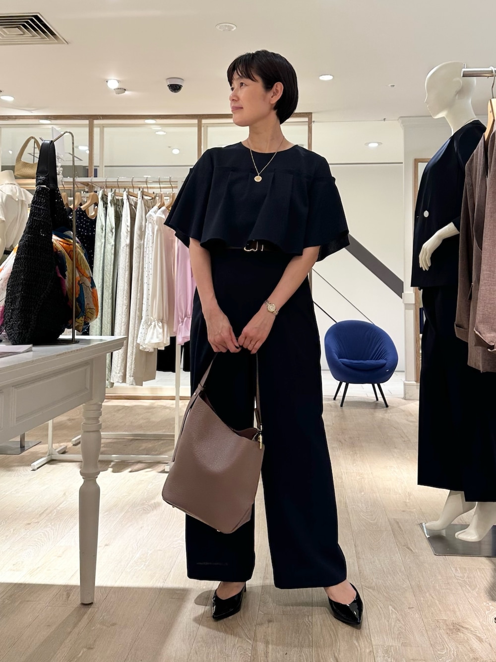 「セットアップ、セットアップスタイル、セットアップコーデ、ブラウスコーデ、ブラウス×パンツ、パンツ、パンツスタイル、パンツコーデ、通勤、通勤コーデ、通勤スタイル、大人女子、お出かけコーデ、綺麗めコーデ、セレモニーコーデ」｜「NOLLEY’Sの《セットアップ対応》ウォッシャブル麻調タックワイドパンツ（その他パンツ、ブルー系）」を使った、minaさん（骨格ストレート・レディース・157cm）の夏コーディネートの6枚目の写真