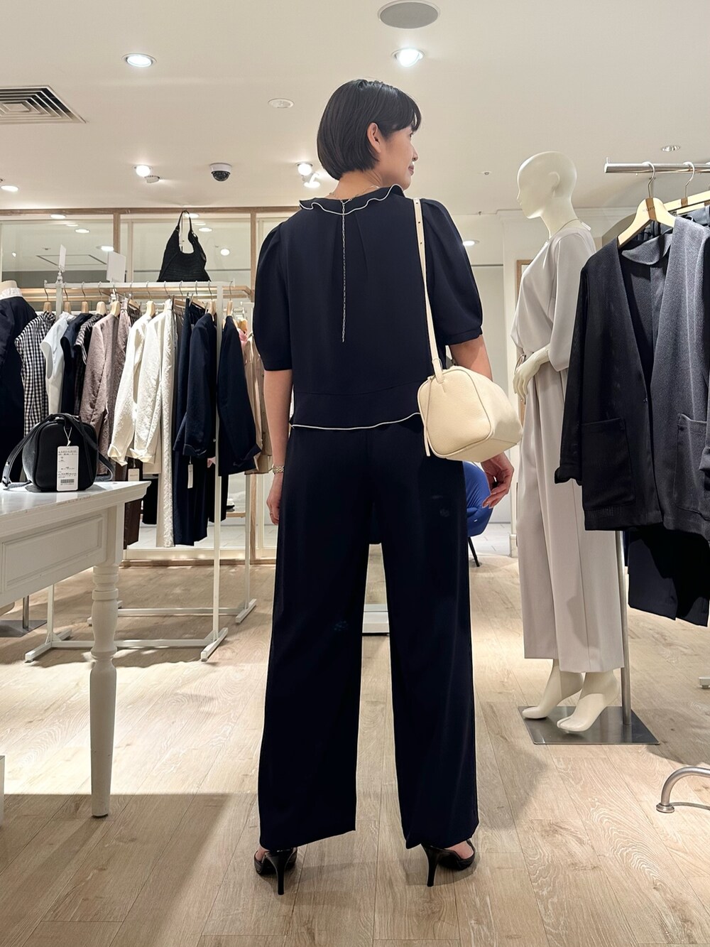 「ブラウス、ブラウスコーデ、ブラウス×パンツ、パンツ、パンツスタイル、パンツコーデ、通勤、通勤コーデ、通勤スタイル、オフィス、オフィススタイル、オフィスコーデ」｜「NOLLEY’Sの《セットアップ対応》ウォッシャブルツイルイージーパンツ（その他パンツ、ブルー系）」を使った、minaさん（骨格ストレート・レディース・157cm）の夏コーディネートの3枚目の写真