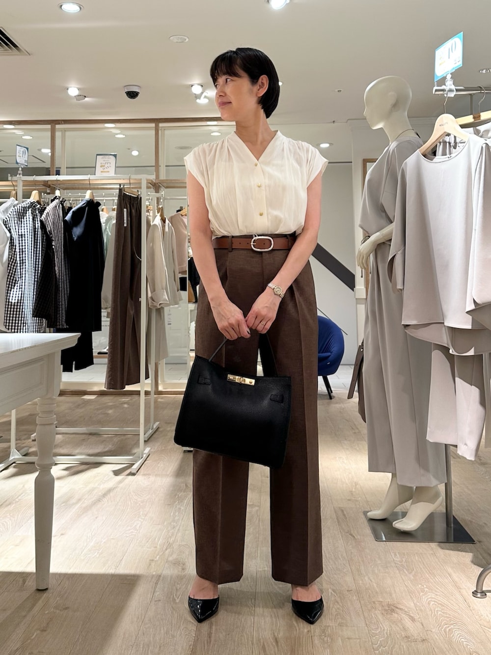 「ジャケット、ジャケットスタイル、ジャケットコーデ、ブラウス、ブラウスコーデ、パンツ、パンツスタイル、パンツコーデ、セットアップ、セットアップスタイル、セットアップコーデ、通勤、通勤コーデ、通勤スタイル、オフィスコーデ」｜「NOLLEY’Sの《セットアップ対応》ウォッシャブルドライトロピカルセミワイド美脚パンツ（その他パンツ、ブラウン系）」を使った、minaさん（骨格ストレート・レディース・157cm）の夏コーディネートの6枚目の写真