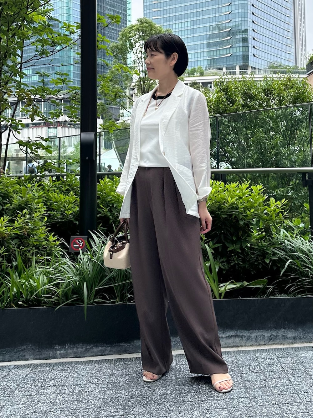 「ジャケット、ジャケットスタイル、ジャケットコーデ、シアージャケット、シアージャケットコーデ、パンツ、パンツスタイル、パンツコーデ、ワイドパンツ、ワイドパンツコーデ、お出かけコーデ、オトナ女子、夏服、ブラウンパンツ、ノースリーブニット」｜「NOLLEY’Sの【LORISTELLA/ロリステッラ】雑材コンビミニバッグmade in italy（バックパック/リュック、ブラウン系）」を使った、minaさん（骨格ストレート・レディース・157cm）の春コーディネートの3枚目の写真