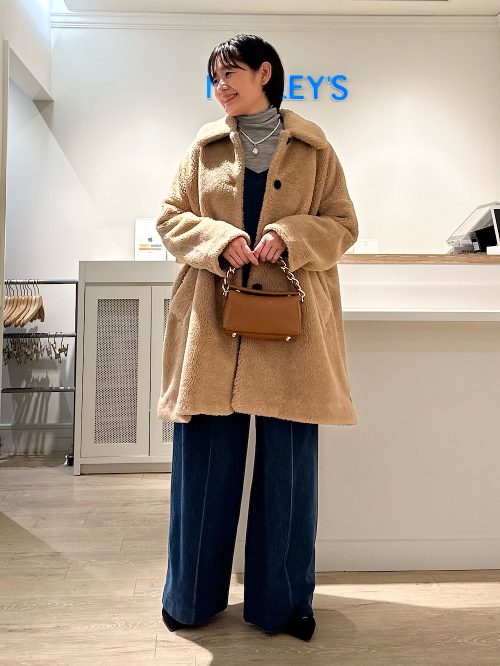 「エコファー、Traditional Weatherwear、トラディショナルウェザーウエア、タートルネック、オールインワン、デニム、テーマパークコーデ、お出かけコーデ、パールネックレス」|「Rie Millerの【RM denim】デニムオールインワン(つなぎ/オールインワン、ブルー系)」を使った、minaさん(レディース・157cm)の秋コーディネートの4枚目の写真