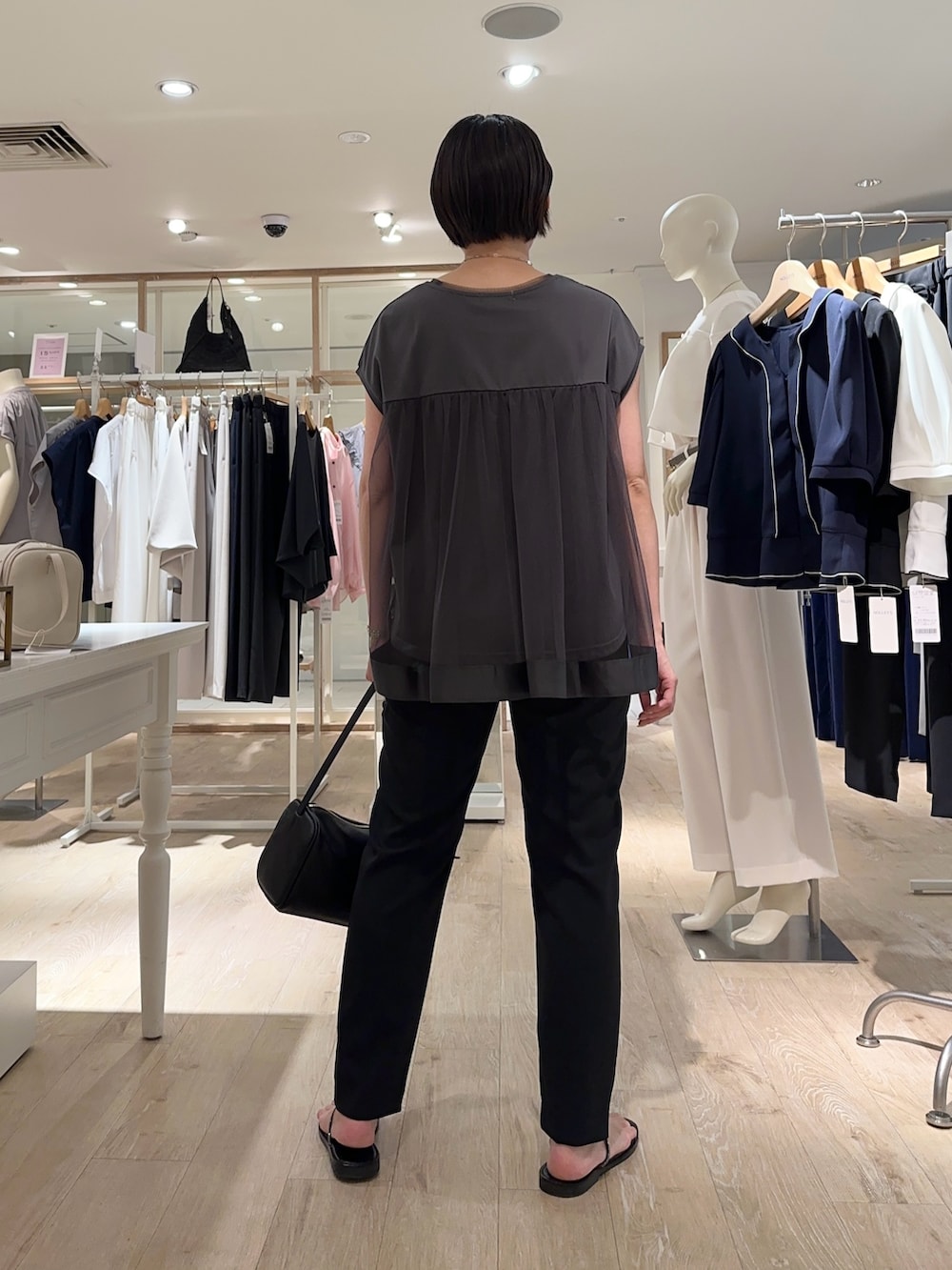 「チュール、チュールトップス、パンツ、パンツスタイル、パンツコーデ、夏ファッション、楽チンコーデ、オトナ女子、オトナカワイイ、大人、大人コーデ、大人女子、大人かわいい」｜「NICOLAS LAINASの【NICOLAS LAINAS/ニコラス ライナス】 メタリックフィンガーフックサンダル【NOLLEY'S mgr. 松葉☆別注アイテム】（サンダル、ゴールド系）」を使った、minaさん（骨格ストレート・レディース・157cm）の夏コーディネートの3枚目の写真