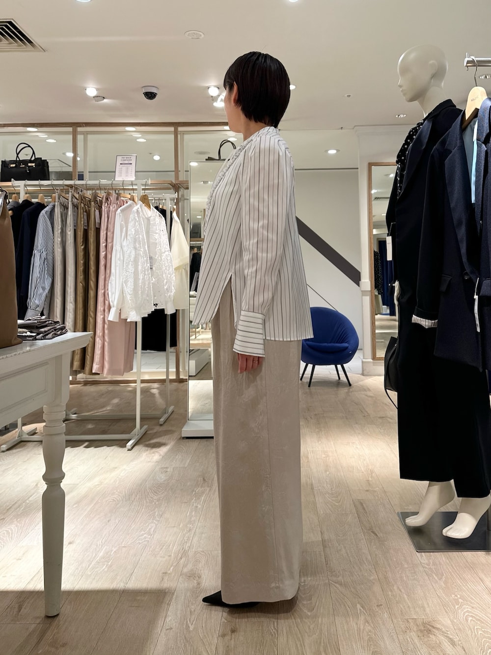 ホワイト系のシャツ/ブラウス、ベージュ系のショルダーバッグ、ベージュ系のその他パンツを着用したレディースの秋コーディネートの2枚目の写真