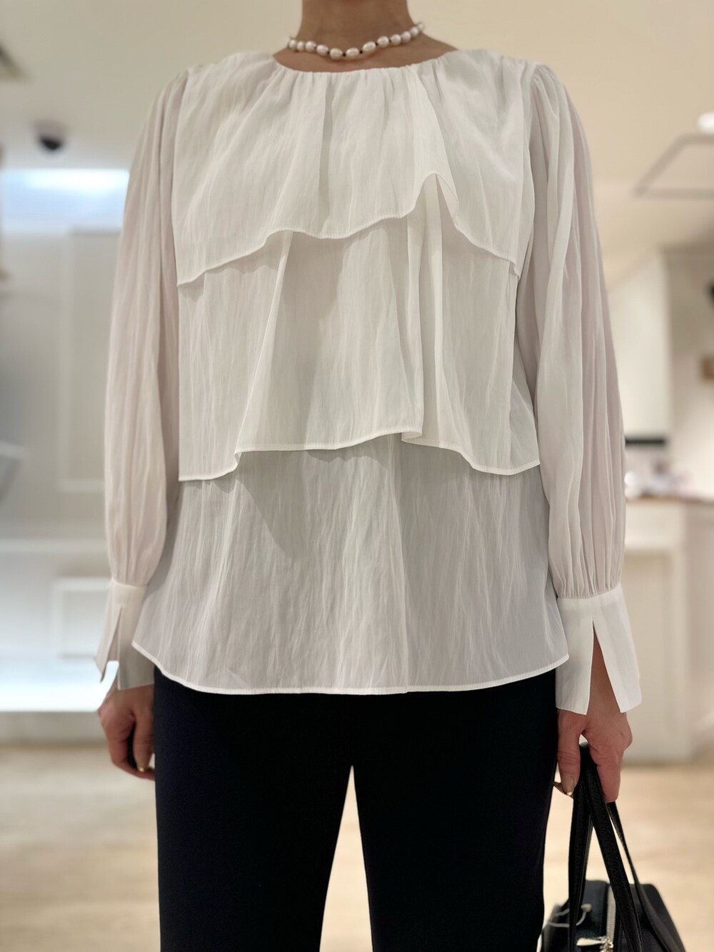 「ブラウス、ブラウス×パンツ、パンツ、パンツスタイル、パンツコーデ、細見えパンツ、細見え、通勤、通勤コーデ、通勤スタイル、セレモニー、セレモニーコーデ、セレモニースタイル」｜「NOLLEY’Sの割繊2WAYティアードフリルブラウス（シャツ/ブラウス、ホワイト系）」を使った、minaさん（骨格ストレート・レディース・157cm）の冬コーディネートの7枚目の写真