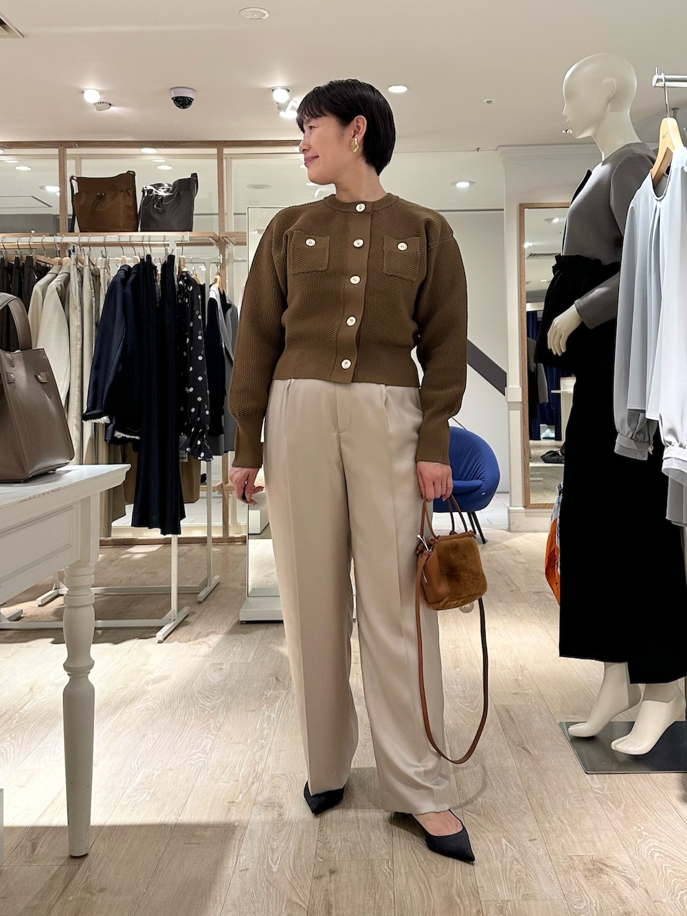 ベージュ系のその他パンツ、イエロー系のショルダーバッグ、イエロー系のカーディガン/ボレロを着用したレディースの秋コーディネートの8枚目の写真