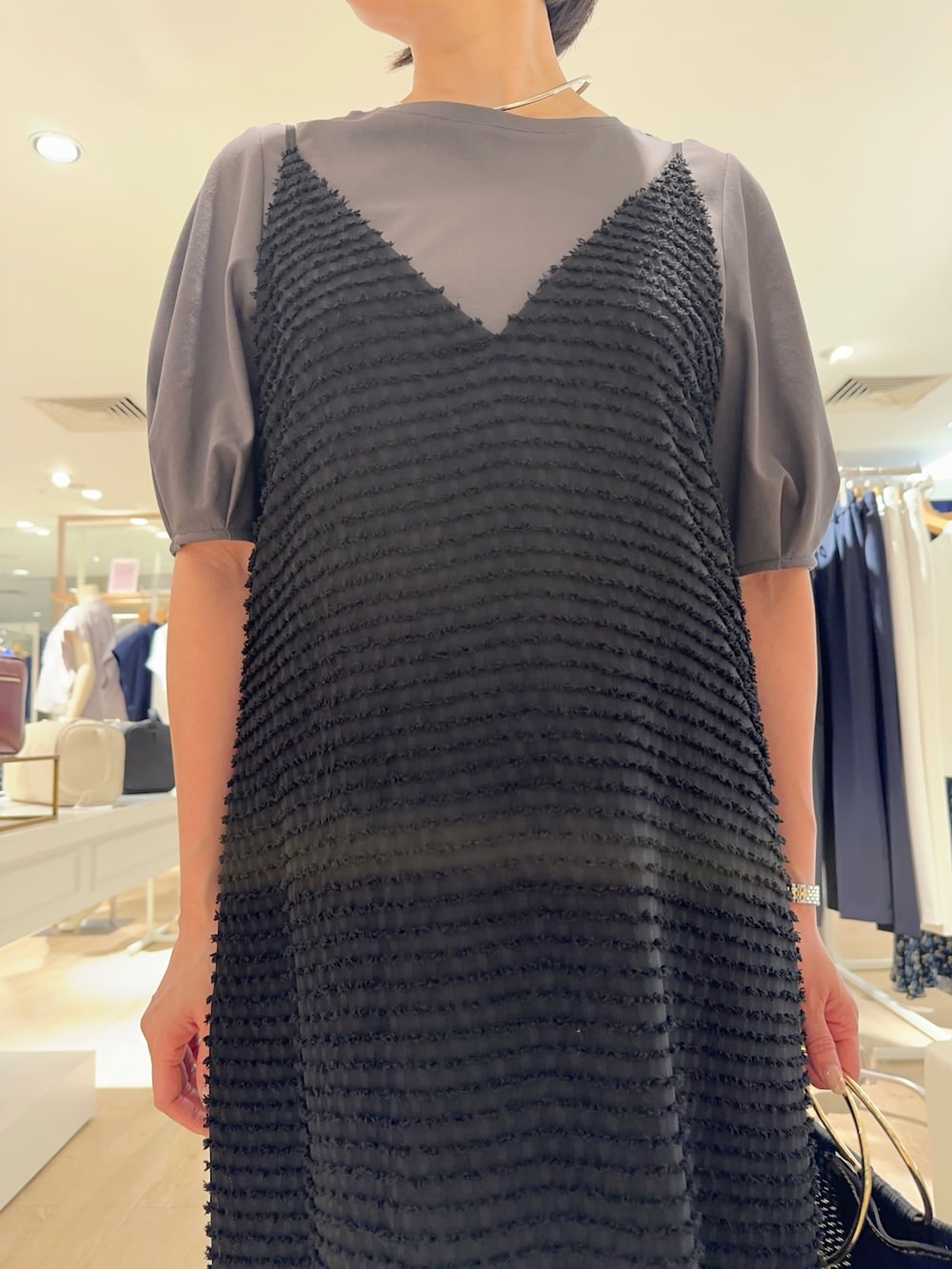 「キャミ、キャミワンピ、キャミワンピース、キャミ×Tシャツ、Tシャツ、5分袖Tシャツ、5分袖カットソー、夏ファッション、オトナ女子、楽チンコーデ、オトナカワイイ、ワンピース、ワンピーススタイル、ワンピースコーデ」|「SANRAMIの【SANRAMI/サンラミ】リングハンドルトートバッグ(トートバッグ、ブラック系)」を使った、minaさん(骨格ストレート・レディース・157cm)の夏コーディネートの9枚目の写真