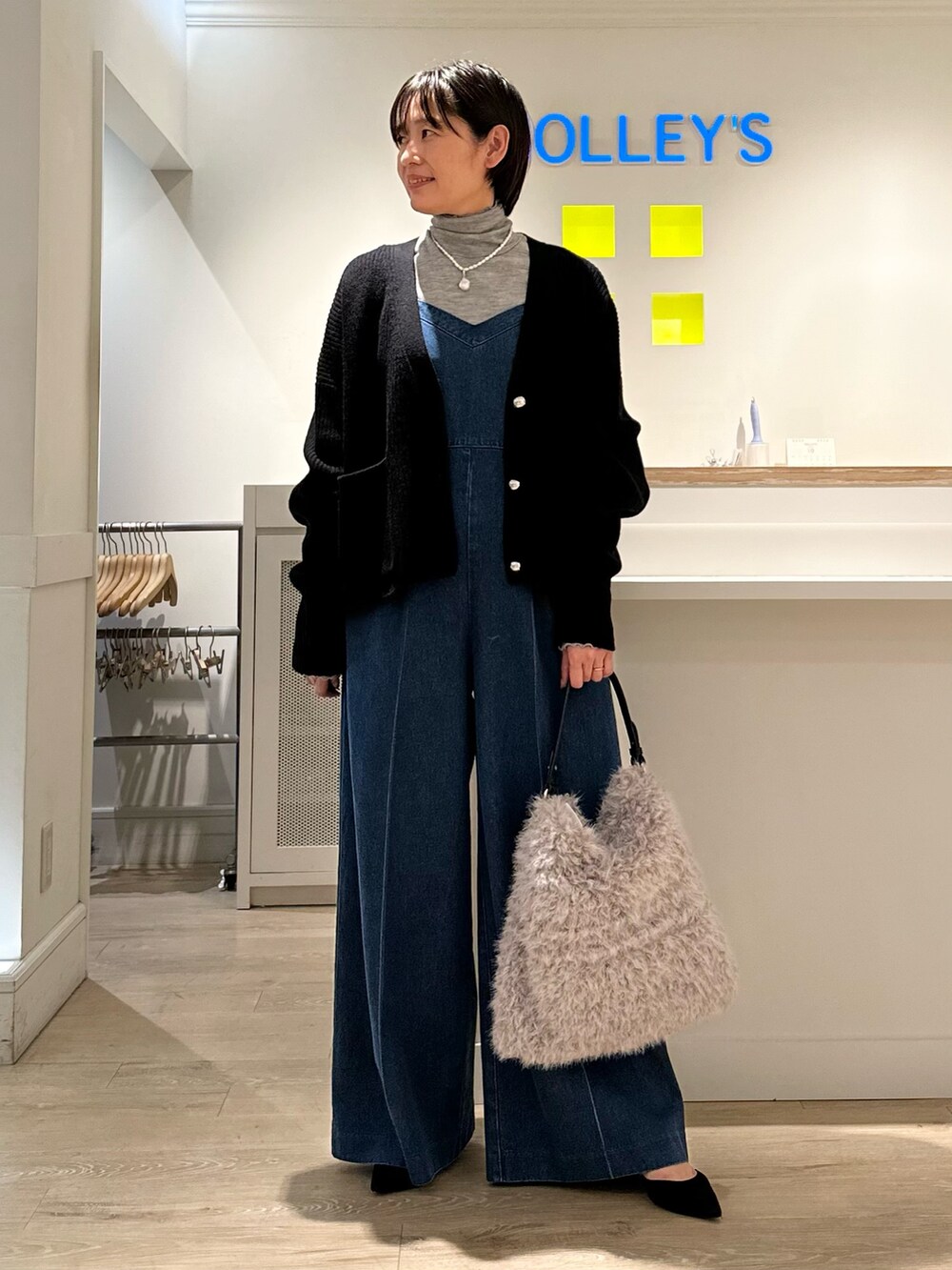 「カーディガン、カーディガンコーデ、タートルネック、デニム、オールインワン、秋コーデ、お出かけコーデ、オトナカジュアル、大人かわいい」|「NOLLEY’Sのフェイクファーワンショルダーバッグ(ショルダーバッグ、グレー系)」を使った、minaさん(レディース・157cm)の秋コーディネートの2枚目の写真