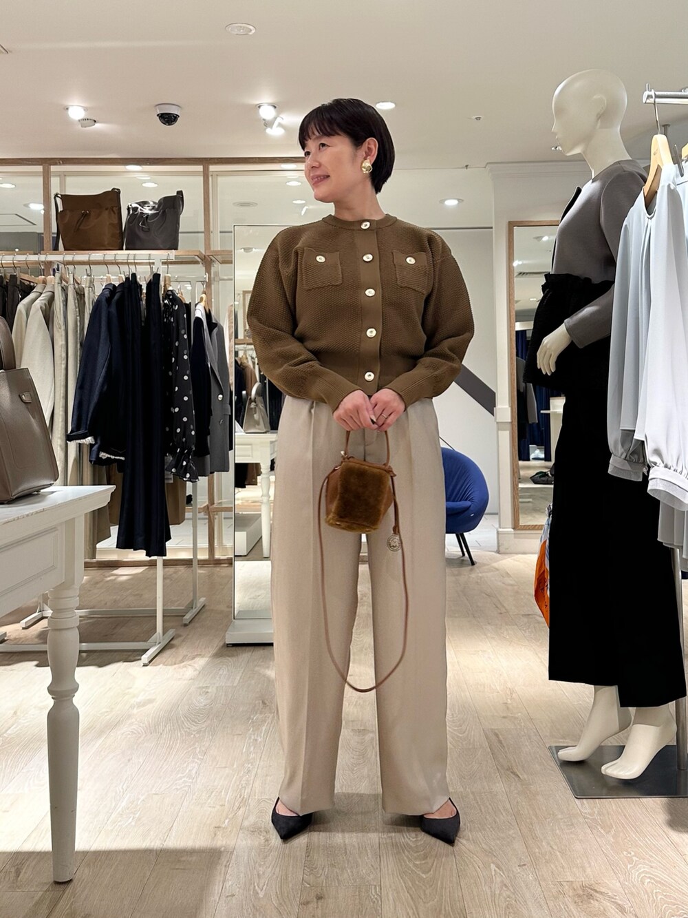 ベージュ系のその他パンツ、イエロー系のショルダーバッグ、イエロー系のカーディガン/ボレロを着用したレディースの秋コーディネートの6枚目の写真