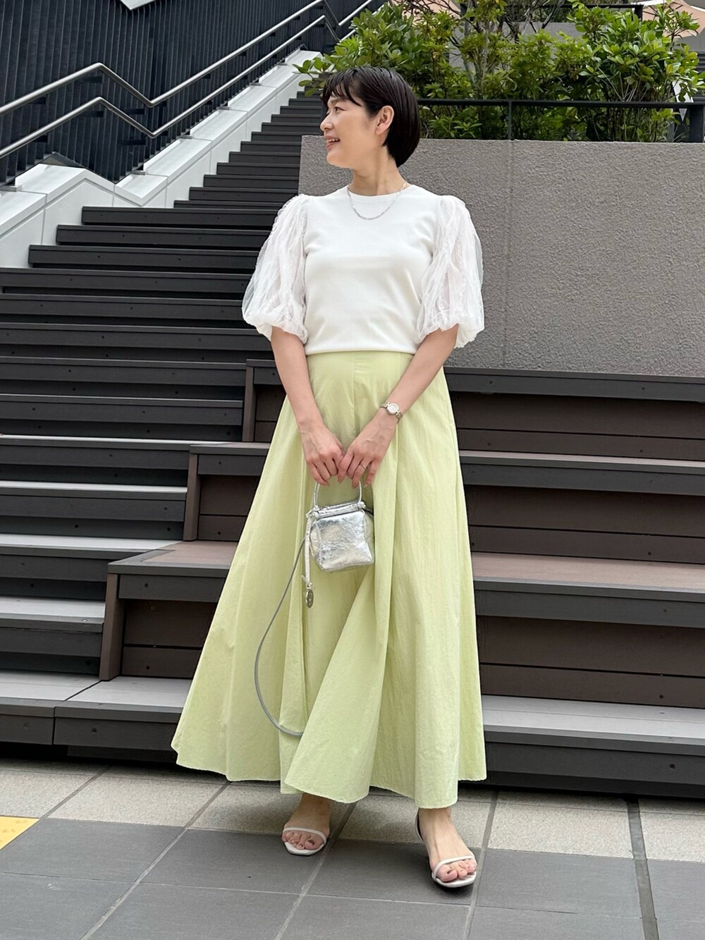 「スカート、スカートスタイル、スカートコーデ、ロングスカート、ロングスカートコーデ、袖ボリューム、袖コンシャス、オトナカワイイ、オトナ女子、大人女子、大人かわいい、大人可愛い、大人ファッション」｜「NOLLEY’S Sophiの高機能 タスランフレアロングスカート（スカート、グリーン系）」を使った、minaさん（骨格ストレート・レディース・157cm）の夏コーディネートの7枚目の写真