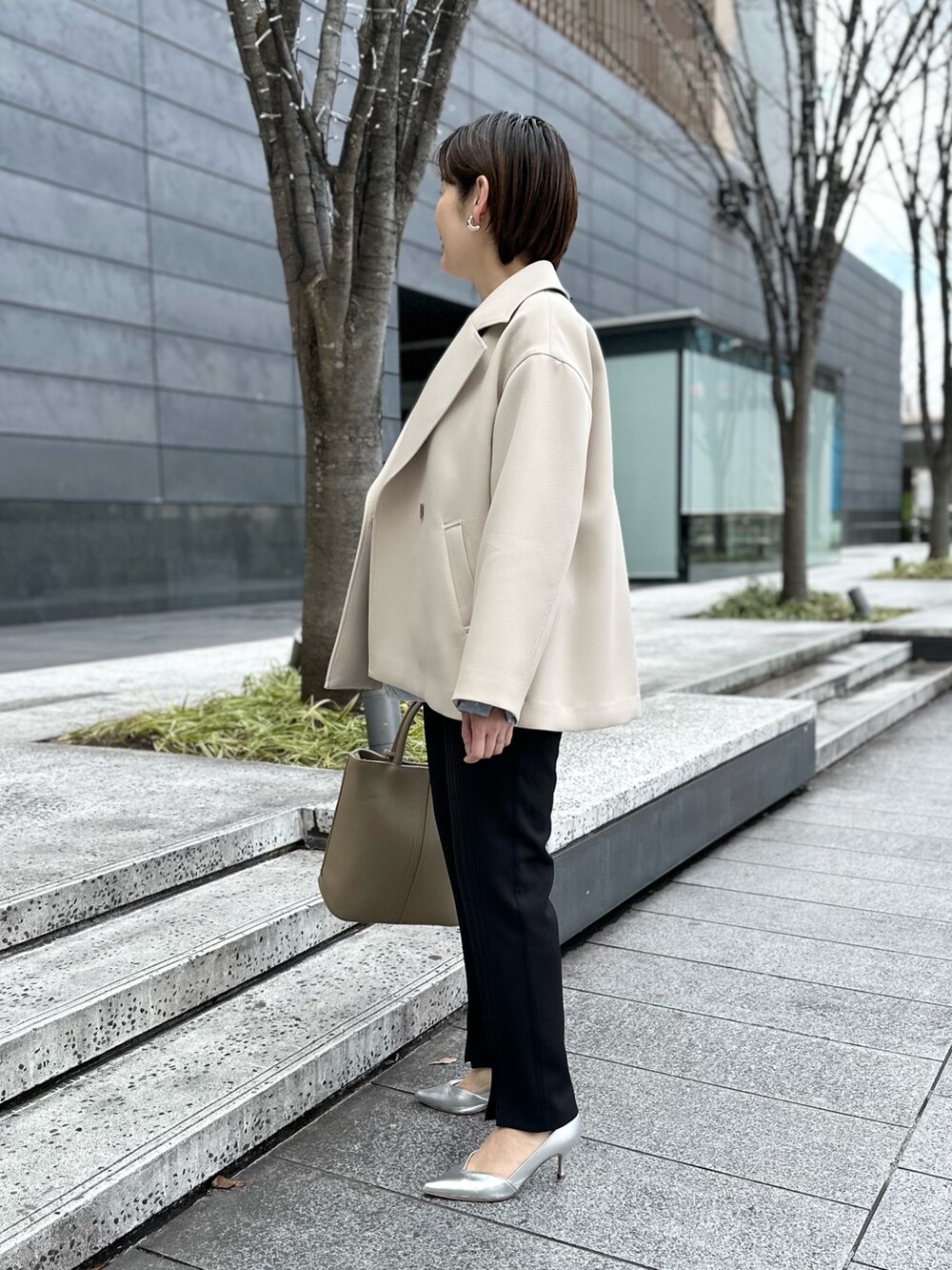 「オフィスカジュアル、休日スタイル、ブラウス、春コート、パンツスタイル、パンツコーデ、春アウター、春服みてみて、オトナ女子、24SS春の新作、40代ファッション、スリットパンツ、シアートップス」｜「NOLLEY’S Sophiのトリプルクロスショートコート（テーラードジャケット、ベージュ系）」を使った、minaさん（レディース・157cm）の春コーディネートの3枚目の写真