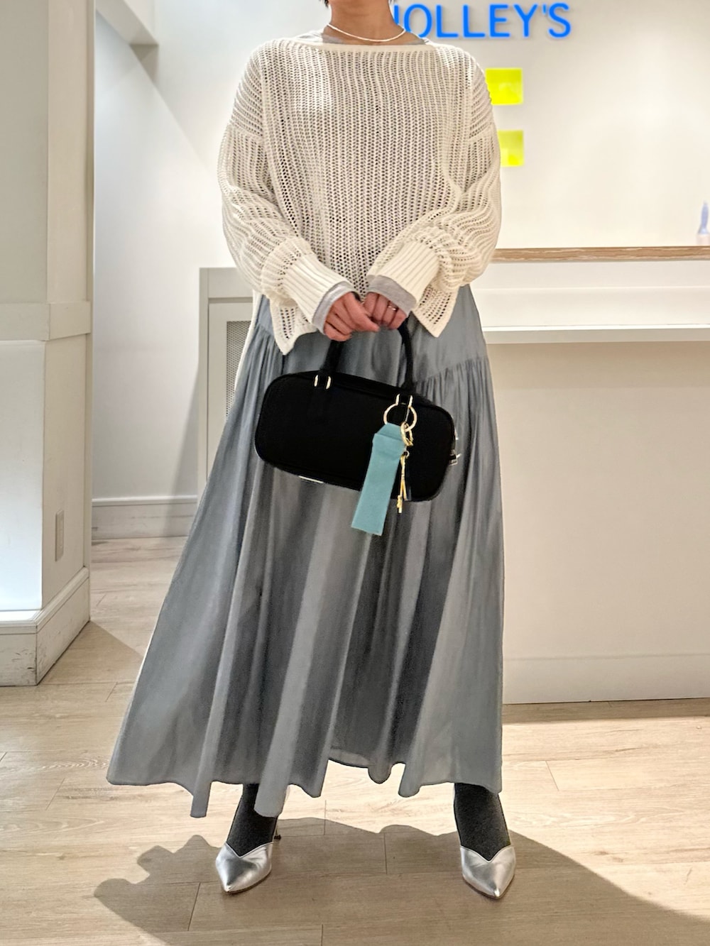 「スカート、スカートスタイル、スカートコーデ、春ニット、メッシュニット、メッシュトップス、春服、大人可愛い、春カラー、フェミニン」|「NOLLEY’Sの【grace grace/グラスグラス】【WEB STAFF恵☆別注アイテム】プレーンチョーカー(チョーカー、シルバー系)」を使った、minaさん(骨格ストレート・レディース・157cm)の冬コーディネートの4枚目の写真