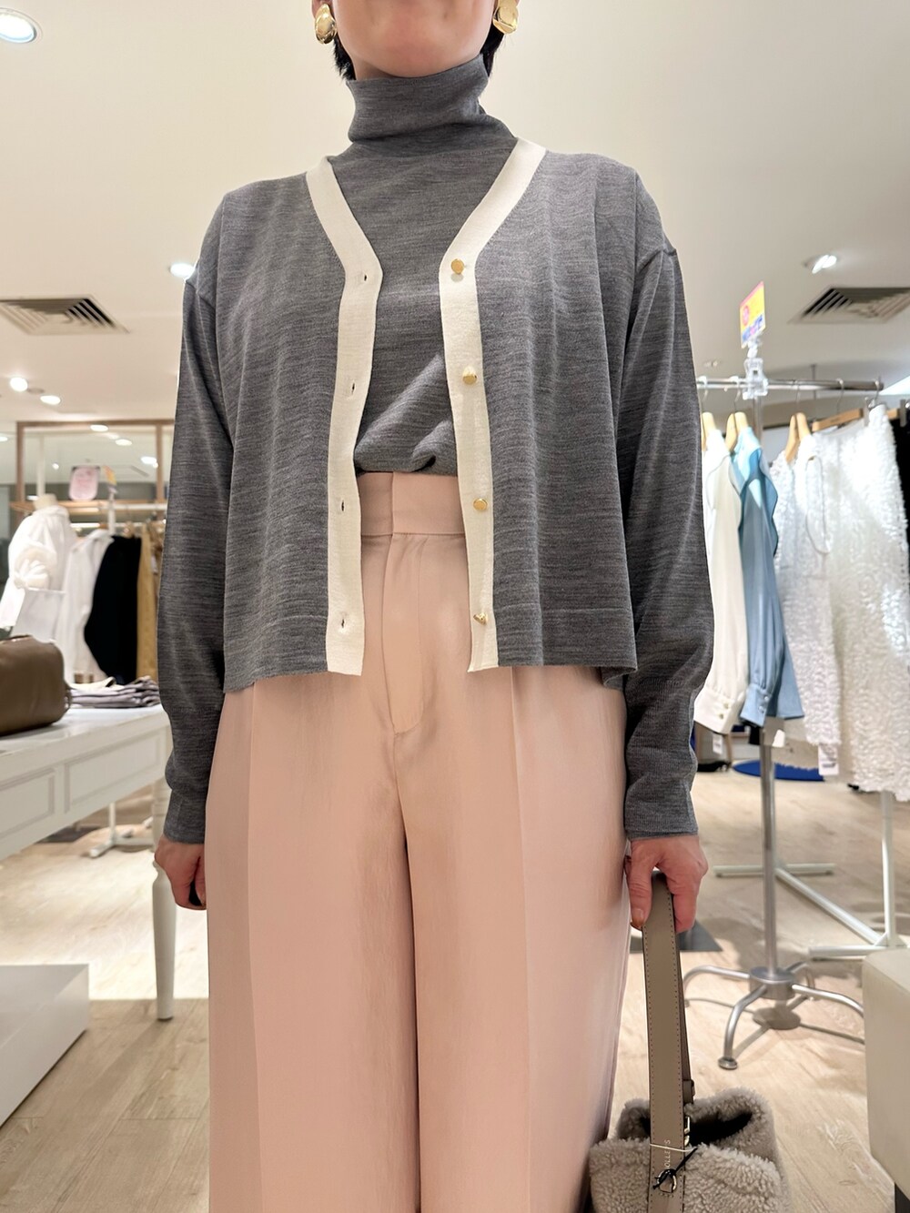 ベージュ系のショルダーバッグ、ピンク系のその他パンツ、グレー系のカーディガン/ボレロを着用したレディースの秋コーディネートの9枚目の写真