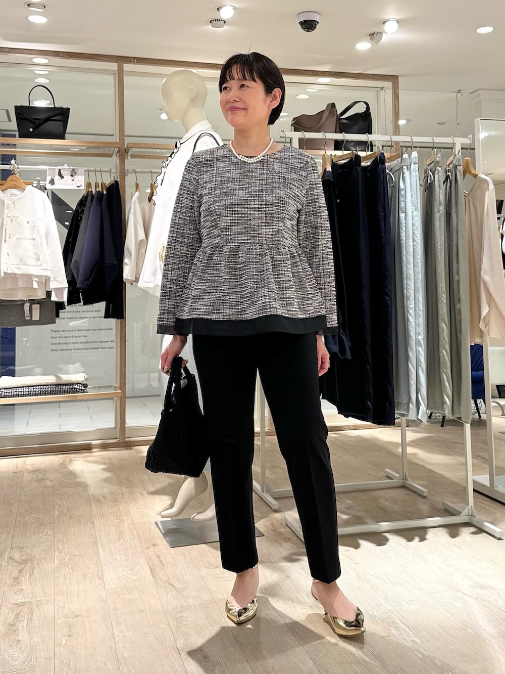 「セレモニー、セレモニーコーデ、セレモニースタイル、パンツ、パンツスタイル、パンツコーデ、春服コーデ、通勤、通勤コーデ、通勤スタイル、オフィス、オフィススタイル、オフィスコーデ、入学式コーデ、卒業式コーデ」｜「grace grace の【grace grace/グラスグラス】シェルパールオーバーショートネックレス（ネックレス、ホワイト系）」を使った、minaさん（骨格ストレート・レディース・157cm）の春コーディネートの6枚目の写真