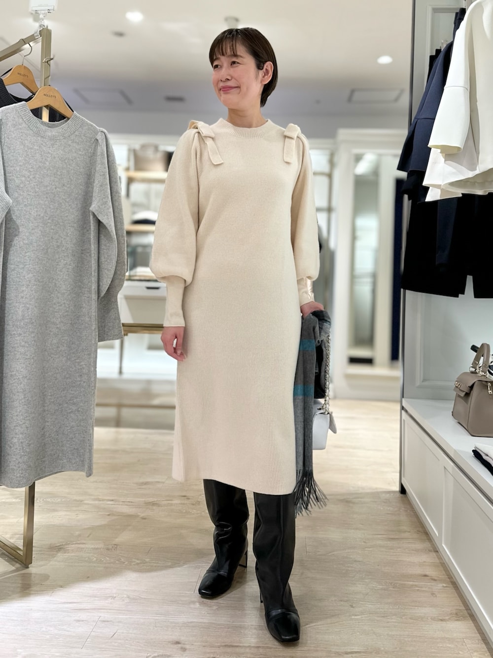「コート、カラーコート、ニットワンピース、ワンピース、忘年会コーデ、帰省コーデ、ノーカラーコート、コートスタイル、コートコーデ、ニットワンピ、大人女子、大人かわいい、おでかけコーデ、休日スタイル、クリスマスに着たい服」｜「CORSO ROMA，9の【CORSO ROMA 9/コルソローマノーヴェ】 ストレートロングブーツ（ブーツ、ブラック系）」を使った、minaさん（レディース・157cm）の秋コーディネートの7枚目の写真