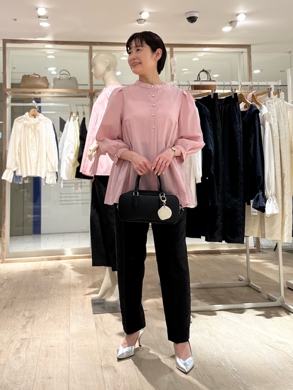 「ブラウス、ブラウスコーデ、ブラウス×パンツ、パンツ、パンツスタイル、パンツコーデ、ピンクコーデ、ピンク×ブラック、春コーデ、春めき満開コーデ、大人かわいい、オトナ女子、ピンク、カラーコーデ、前後2way」｜「NOLLEY’Sのちりめんタイプライター2WAYギャザーブラウス（シャツ/ブラウス、ピンク系）」を使った、minaさん（骨格ストレート・レディース・157cm）の春コーディネートの2枚目の写真