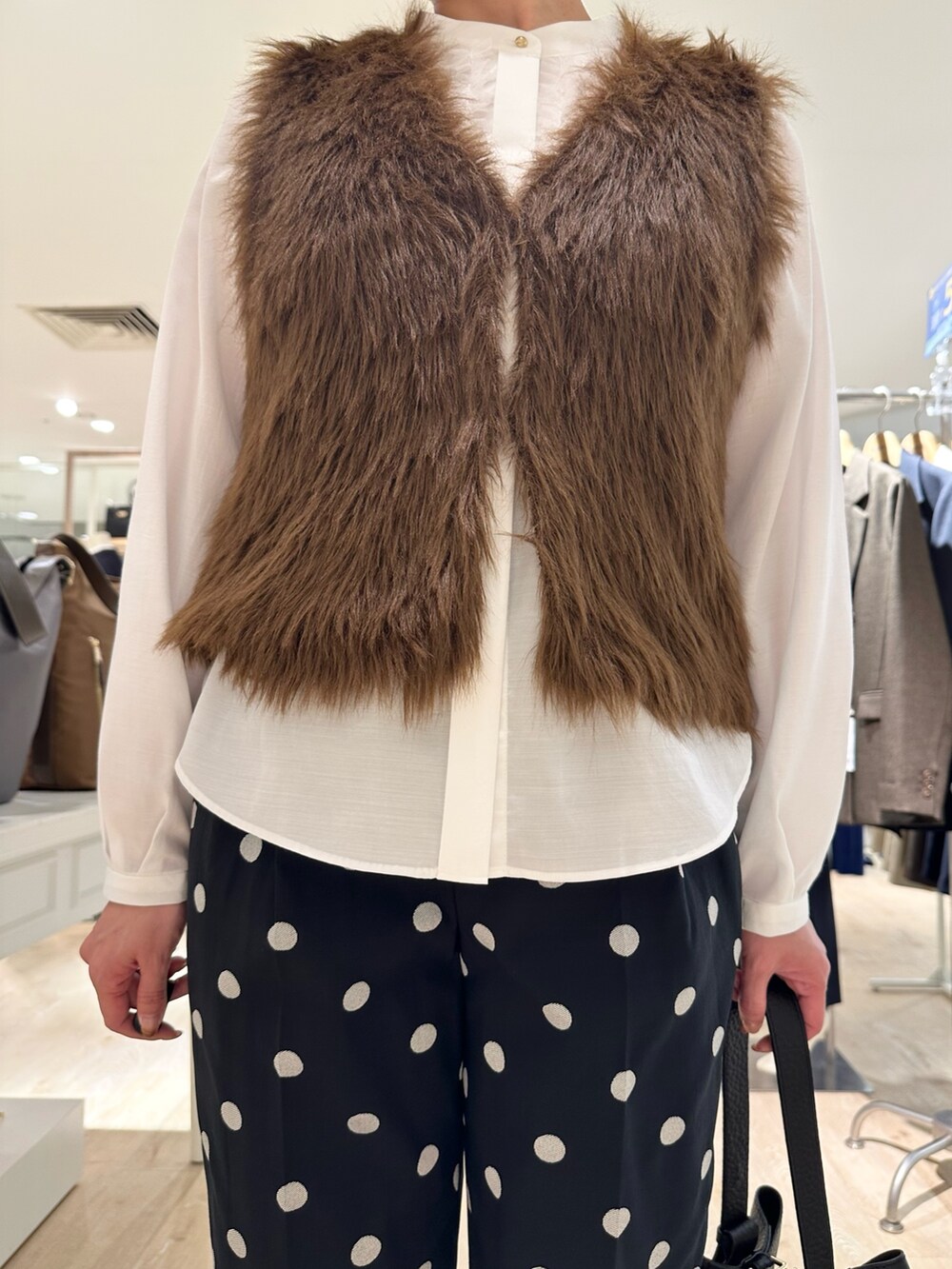 ブラック系のその他パンツ、ブラック系のショルダーバッグ、ホワイト系のシャツ/ブラウスを着用したレディースの秋コーディネートの9枚目の写真