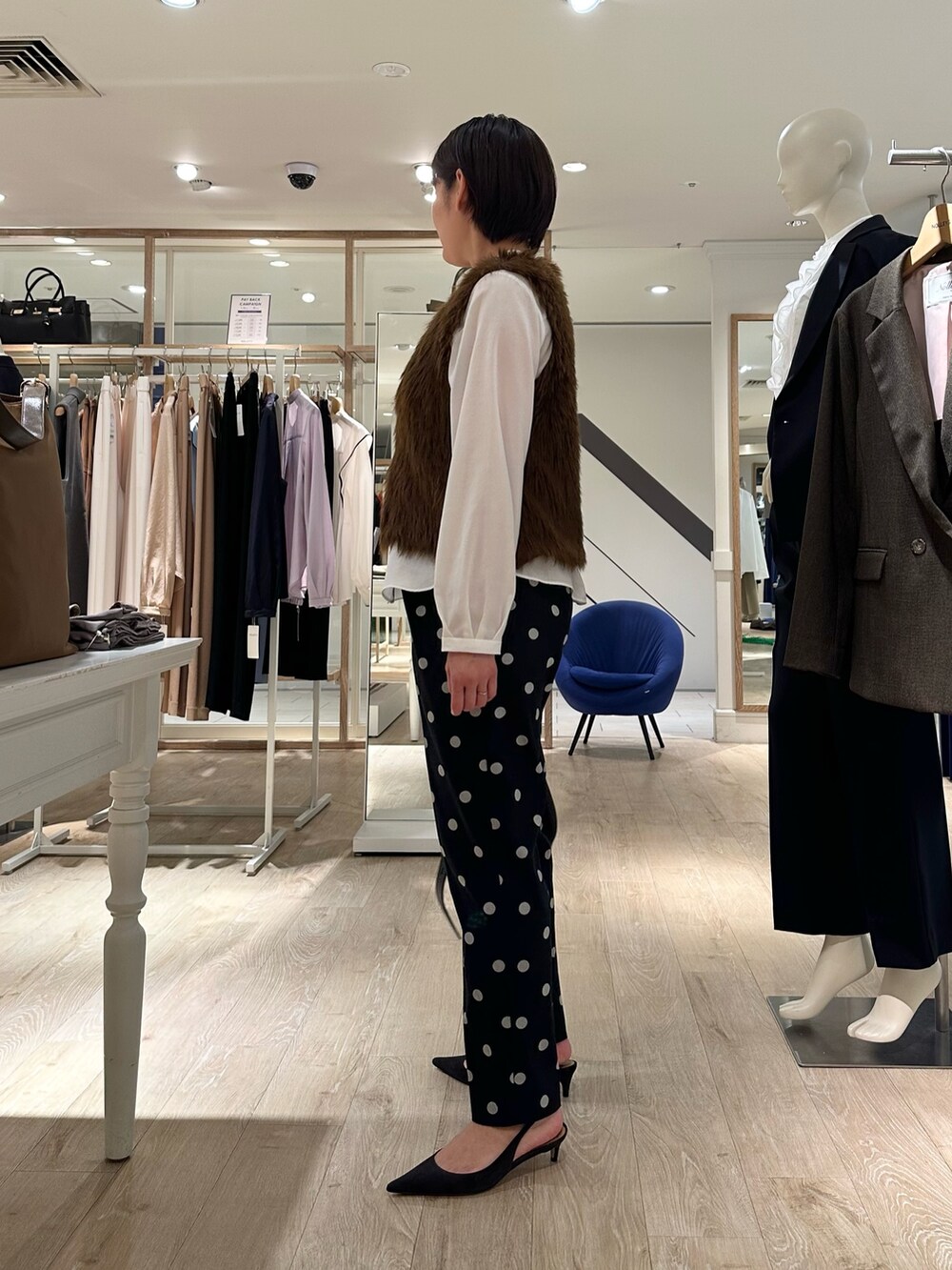 ブラック系のその他パンツ、ブラック系のショルダーバッグ、ホワイト系のシャツ/ブラウスを着用したレディースの秋コーディネートの4枚目の写真