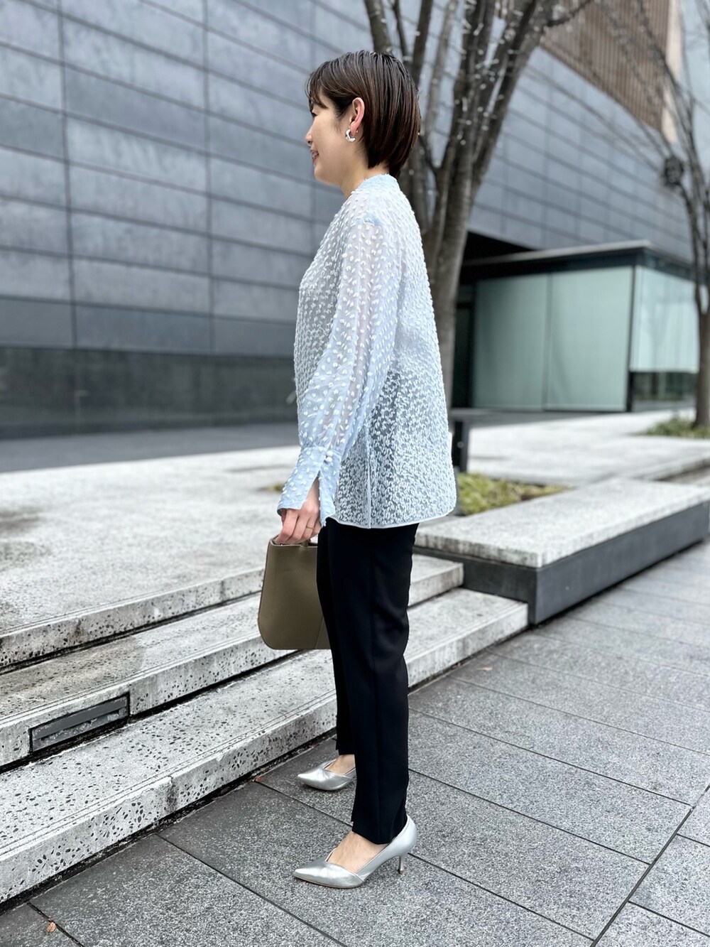 「オフィスカジュアル、休日スタイル、ブラウス、春コート、パンツスタイル、パンツコーデ、春アウター、春服みてみて、オトナ女子、24SS春の新作、40代ファッション、スリットパンツ、シアートップス」｜「NOLLEY’S Sophiのトリプルクロスショートコート（テーラードジャケット、ベージュ系）」を使った、minaさん（レディース・157cm）の春コーディネートの7枚目の写真
