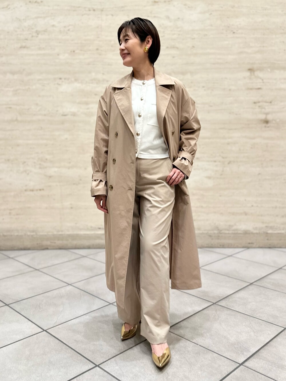 「トレンチコート、トレンチ、ニットジャケット、シアートップス、チノパン、パンツコーデ、ワントーンコーデ、春アウター、春服、オトナ女子」｜「NOLLEY’Sのウォッシャブルチノ風ワイドパンツ（チノパンツ、ベージュ系）」を使った、minaさん（レディース・157cm）の冬コーディネートの6枚目の写真