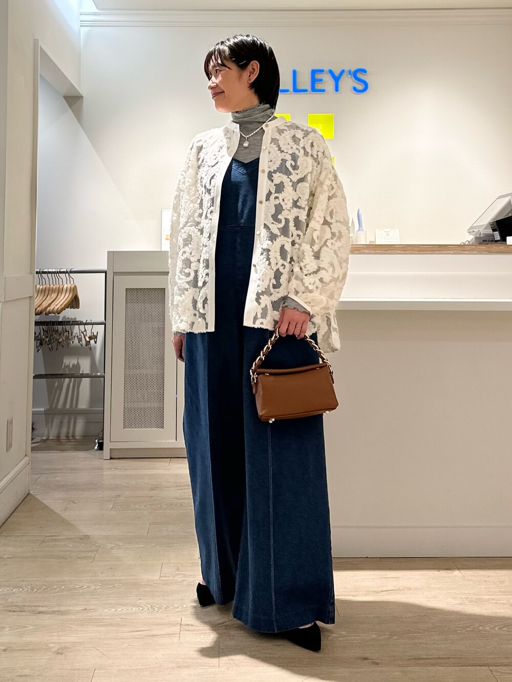 「KIRYU、タートルネック、オールインワン、デニム、秋コーデ、お出かけコーデ、オトナカジュアル、デニムコーデ、秋服準備はじめました」|「Rie Millerの【RM denim】デニムオールインワン(つなぎ/オールインワン、ブルー系)」を使った、minaさん(レディース・157cm)の秋コーディネートの8枚目の写真