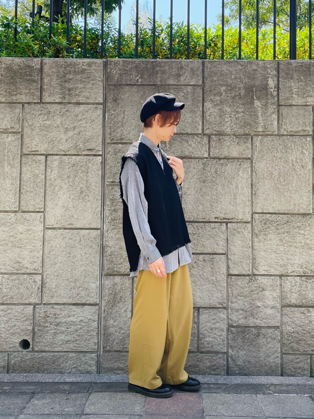 ブルー系のシャツ/ブラウス、ブラック系のベスト、ブルー系のショルダーバッグを着用したメンズの春コーディネートの2枚目の写真