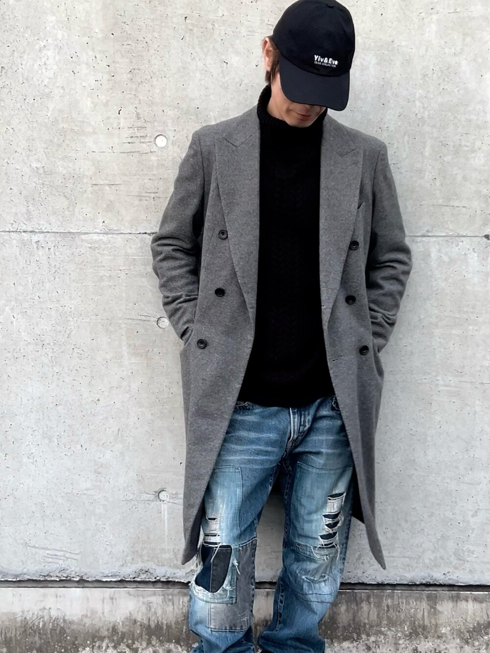「新星WEARISTAにエントリー、休日スタイル、お出かけコーデ、ブーツ、冬アウター、クリスマスに着たい服、ロングコート、古着MIX、マイベストコーデ2023、キャップ、コート、デニム、きれいめカジュアル、タートルネック、Yiv&Eve」｜「Yiv&Eveのアイテム（キャップ、ブラック系）」を使った、Yivさん（メンズ・177cm）の冬コーディネートの2枚目の写真