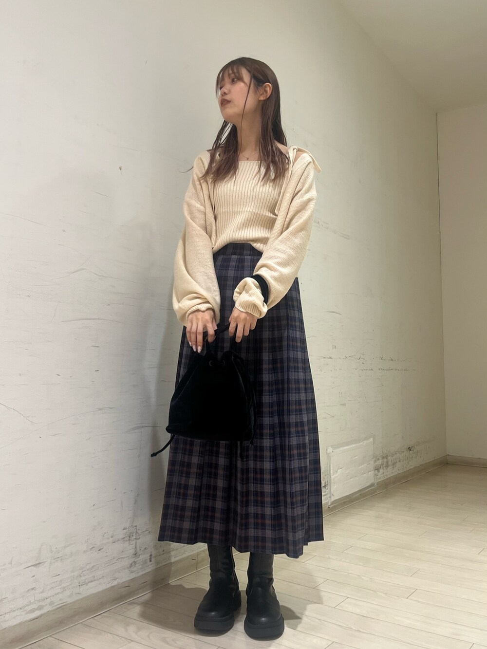 「秋服、オトナ女子、休日スタイル、大人かわいい、お洒落さんとつながりたい、ショートブーツ、スカートコーデ、カーディガンコーデ、ehka sopo、GRL」｜「ehka sopoの◎リボンキャミ&カーディガンセット（カーディガン/ボレロ、ホワイト系）」を使った、shiori(◡̈)/さん（レディース・163cm）の秋コーディネートの5枚目の写真