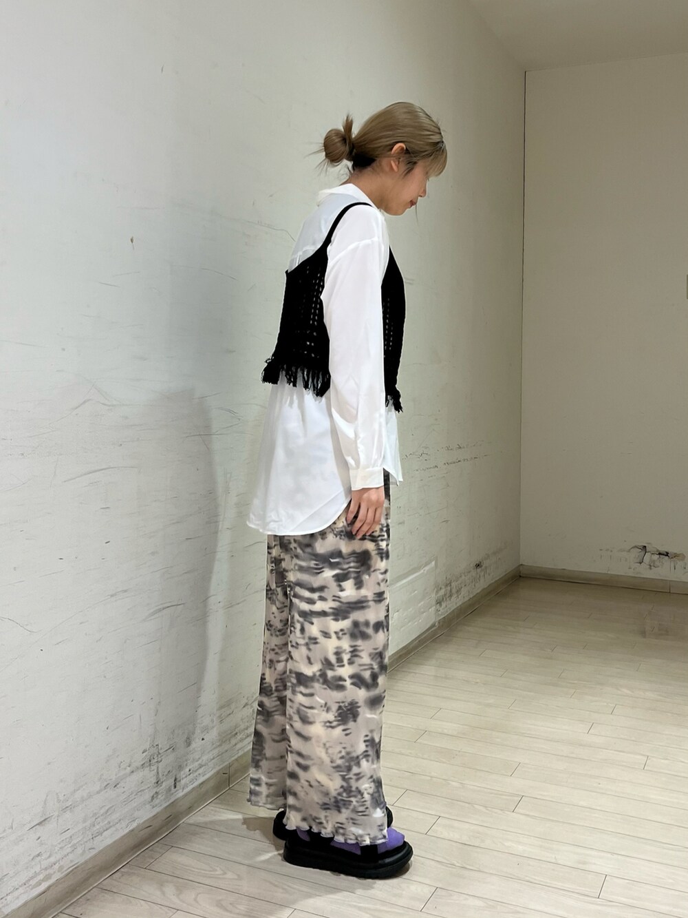 「Samansa Mos2 blueのマルチスタイルシャツ（シャツ/ブラウス、ホワイト系）」を使った、shiori(◡̈)/さん（レディース・163cm）の春コーディネートの2枚目の写真