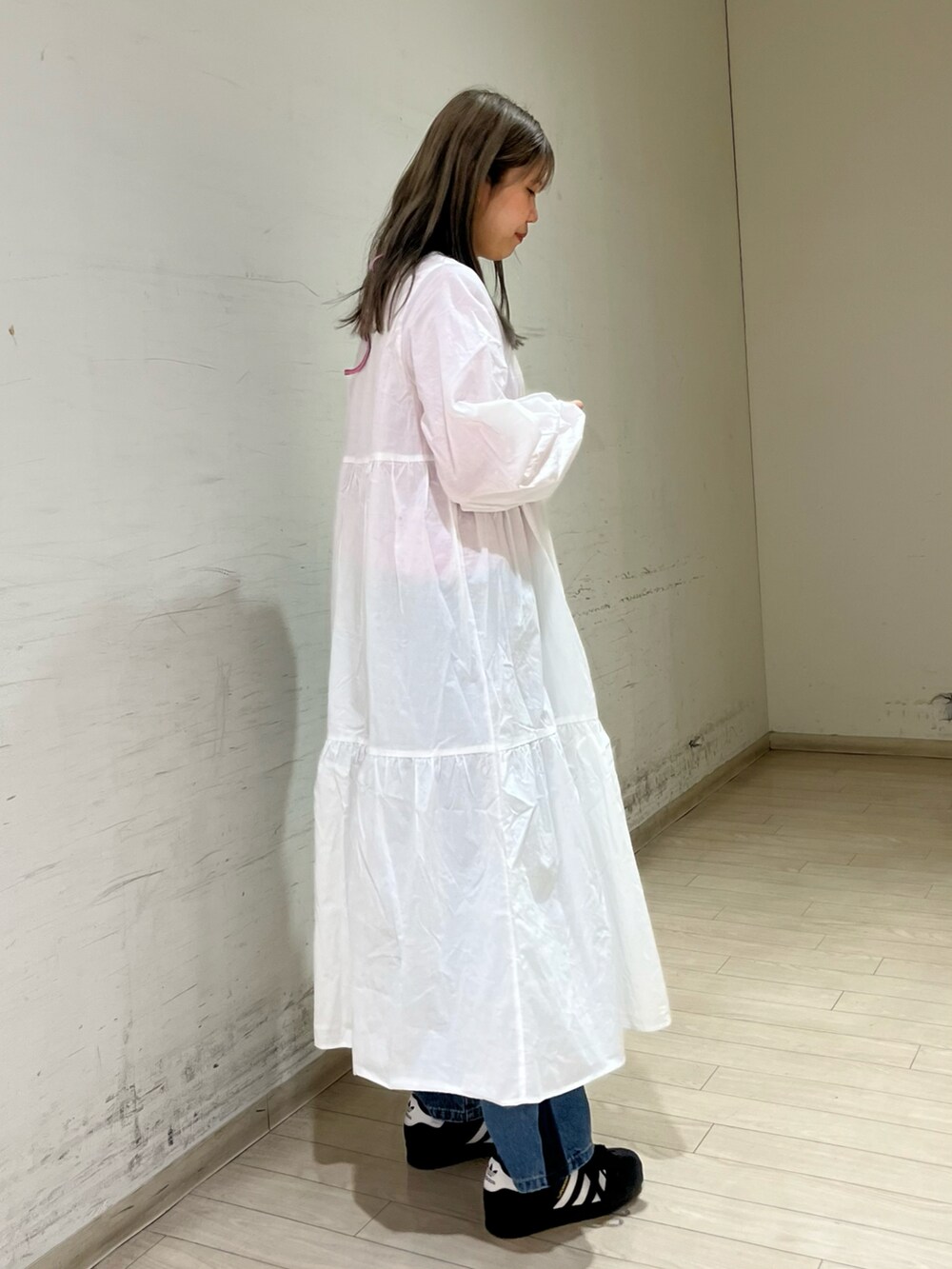 「ehka sopoの袖ギャザーティアードワンピース（ワンピース、ホワイト系）」を使った、shiori(◡̈)/さん（レディース・163cm）の春コーディネートの3枚目の写真