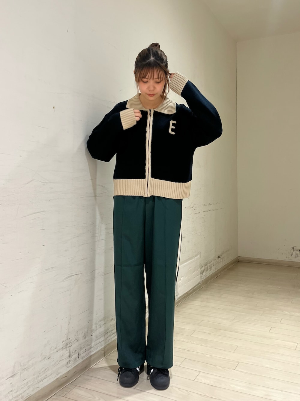 「秋先取りコーデ、シンプルスタイル、スポーティ、adidas、ehka sopo、休日スタイル、お洒落さんとつながりたい、パンツスタイル、ニット、ゆるコーデ、リラックススタイル」｜「ehka sopoのジップアップカーディガン（カーディガン/ボレロ、ブルー系）」を使った、shiori(◡̈)/さん（レディース・163cm）の秋コーディネートの2枚目の写真