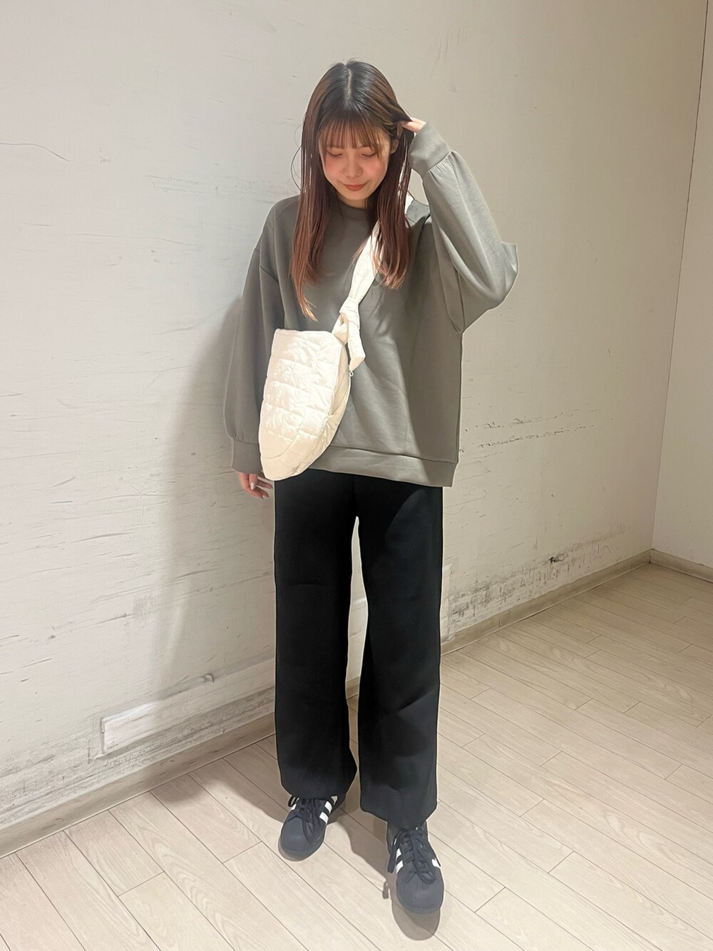 「秋服、楽チンコーデ、休日コーデ、お洒落さんとつながりたい、初秋コーデ、高身長コーデ、メンズライク、adidas、Samansa Mos2」｜「Samansa Mos2 blueのダンボールニットプルオーバー（Tシャツ/カットソー、グレー系）」を使った、shiori(◡̈)/さん（レディース・163cm）の秋コーディネートの2枚目の写真