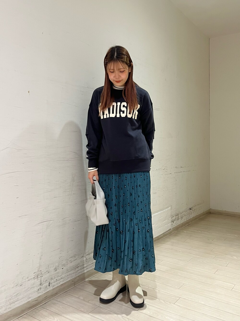「秋のコーデ、休日スタイル、大人カジュアル、キレイめカジュアル、オトナカワイイ、楽チンコーデ、おしゃれさんと繋がりたい、お出かけコーデ、秋コーデ、今日のコーデ、Samansa Mos2」｜「Samansa Mos2 blueのミニ裏毛袖タックロゴプルオーバー（Tシャツ/カットソー、グレー系）」を使った、shiori(◡̈)/さん（レディース・163cm）の秋コーディネートの2枚目の写真