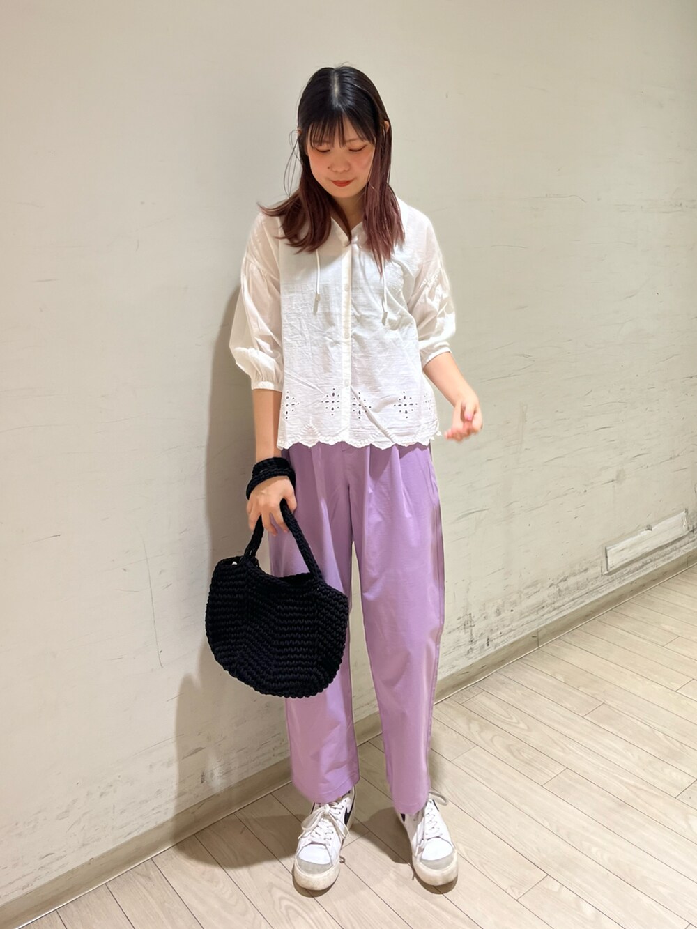 「シンプル、夏コーデ、初夏コーデ、Samansa Mos2 blue、NIKE、休日スタイル、キレイめカジュアル、大人カジュアル、おしゃれさんと繋がりたい、今日のコーデ、ootd、ラフコーデ、ラフスタイル」｜「Samansa Mos2 blueの裾スカラップブラウス（シャツ/ブラウス、ホワイト系）」を使った、shiori(◡̈)/さん（レディース・163cm）の春コーディネートの2枚目の写真