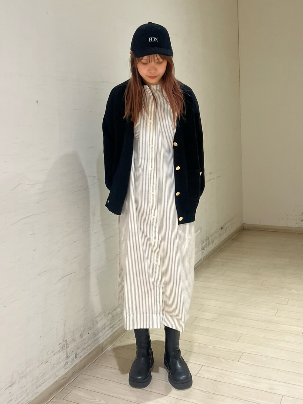 「シンプルスタイル、カジュアルコーデ、ゆったりコーデ、おでかけコーデ、シンプル、おしゃれさんと繋がりたい、ゆるコーデ、秋、Samansa Mos2、Samansa Mos2 blue、秋カラー、キャップ、ワンピース、ワンピースコーデ」｜「Samansa Mos2 blueのストライプ/無地アソートシャツワンピース（ワンピース、ホワイト系）」を使った、shiori(◡̈)/さん（レディース・163cm）の秋コーディネートの2枚目の写真