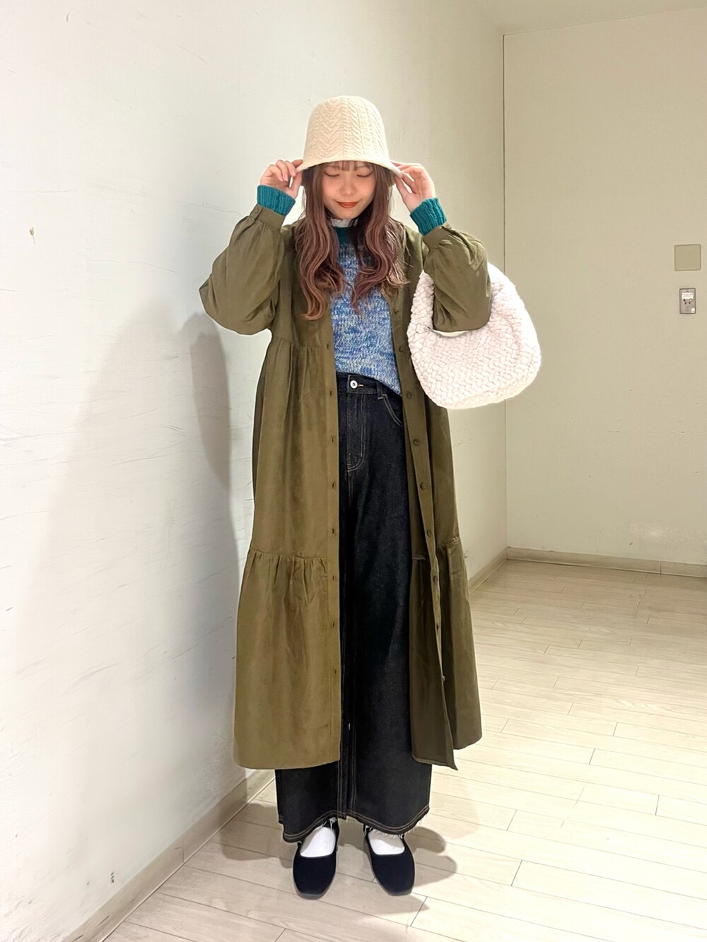 「秋冬コーデ、お出かけコーデ、お洒落さんとつながりたい、ニットコーデ、あったかコーデ、カラー×コーデ、カジュアルコーデ」｜「ehka sopoのケーブルニットサーモハット（ハット、ホワイト系）」を使った、shiori(◡̈)/さん（レディース・163cm）の秋コーディネートの2枚目の写真