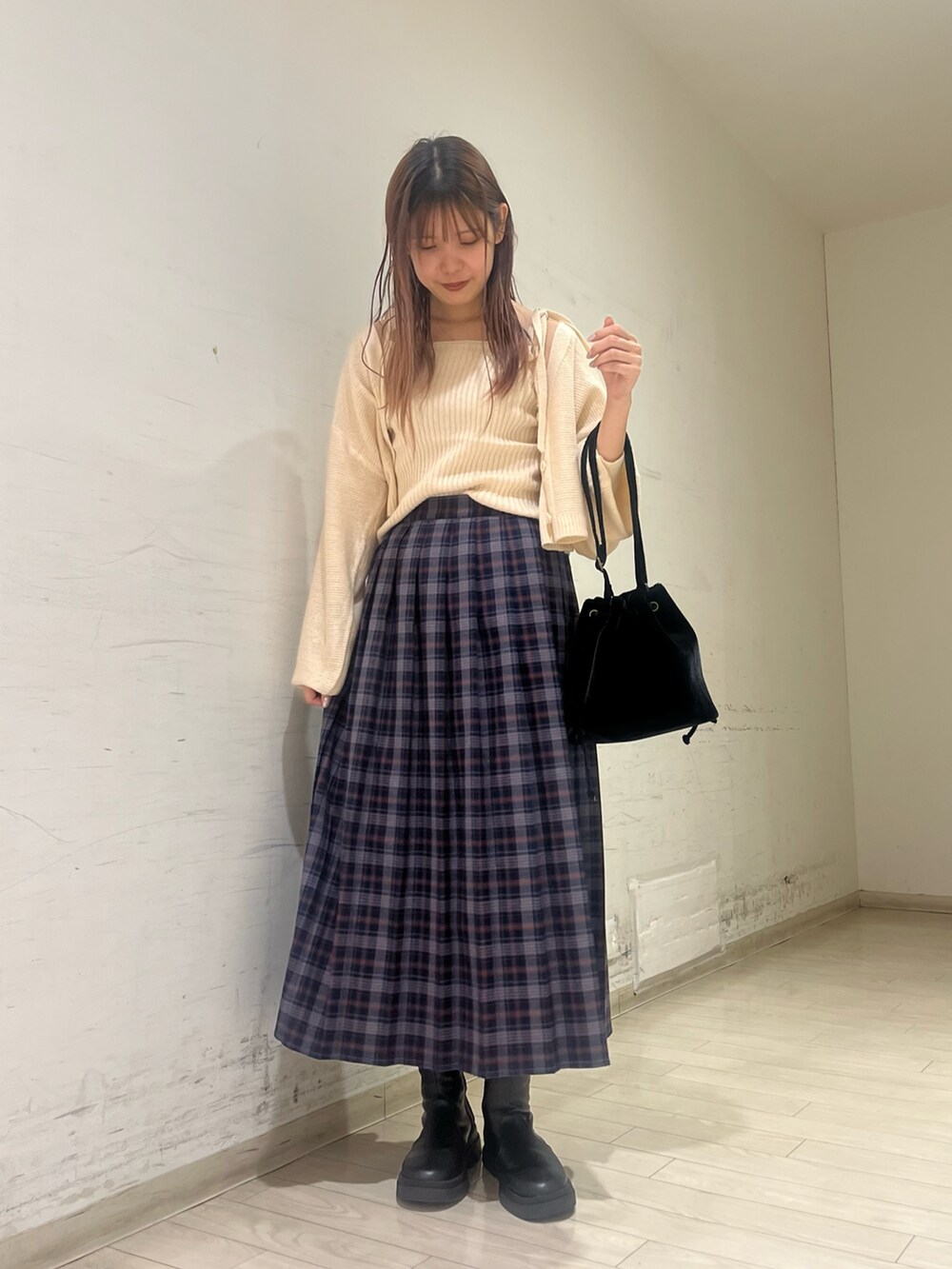 「秋服、オトナ女子、休日スタイル、大人かわいい、お洒落さんとつながりたい、ショートブーツ、スカートコーデ、カーディガンコーデ、ehka sopo、GRL」｜「ehka sopoの◎リボンキャミ&カーディガンセット（カーディガン/ボレロ、ホワイト系）」を使った、shiori(◡̈)/さん（レディース・163cm）の秋コーディネートの2枚目の写真