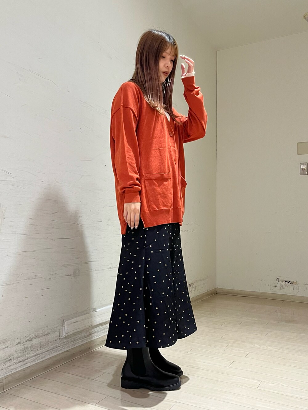 「秋服、オトナ女子、休日スタイル、大人かわいい、ゆるコーデ、秋カラー、お洒落さんとつながりたい、大人カジュアル、リラックススタイル、カーディガン、ショートブーツ、Samansa Mos2 blue」｜「Samansa Mos2 blueの【マシンウォッシャブル・帯電防止】マルチスタイルカーディガン（カーディガン/ボレロ、オレンジ系）」を使った、shiori(◡̈)/さん（レディース・163cm）の秋コーディネートの3枚目の写真
