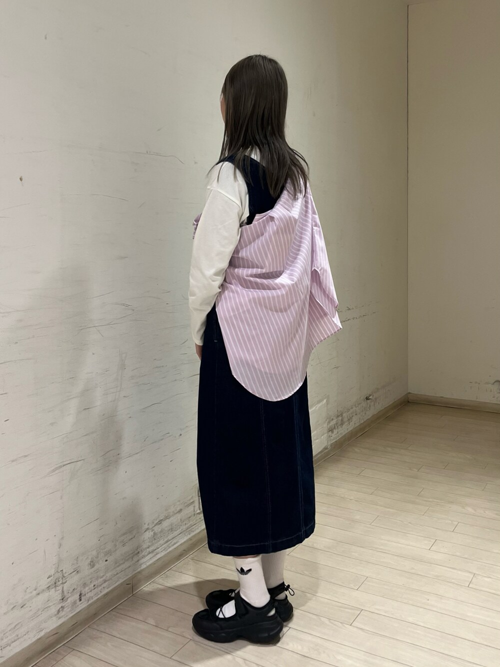 「Samansa Mos2 blueの【軽量】ドロストスニーカーサンダル（ドレスシューズ、ブラック系）」を使った、shiori(◡̈)/さん（レディース・163cm）の春コーディネートの3枚目の写真