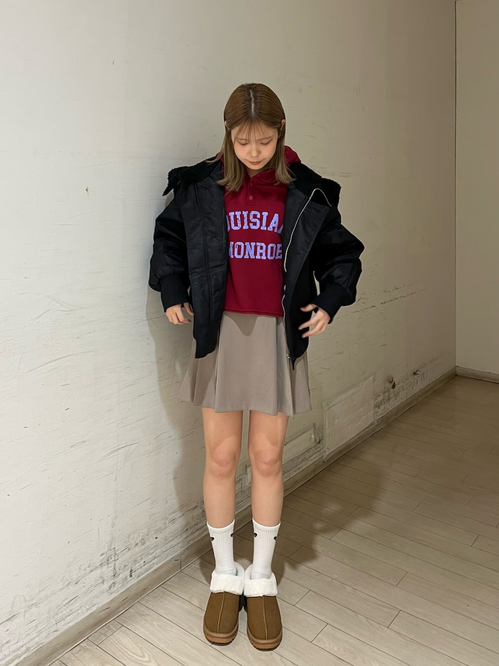 「ehka sopoのショート丈ロゴプリントパーカー（Tシャツ/カットソー、レッド系）」を使った、shiori(◡̈)/さん（レディース・163cm）の冬コーディネートの2枚目の写真