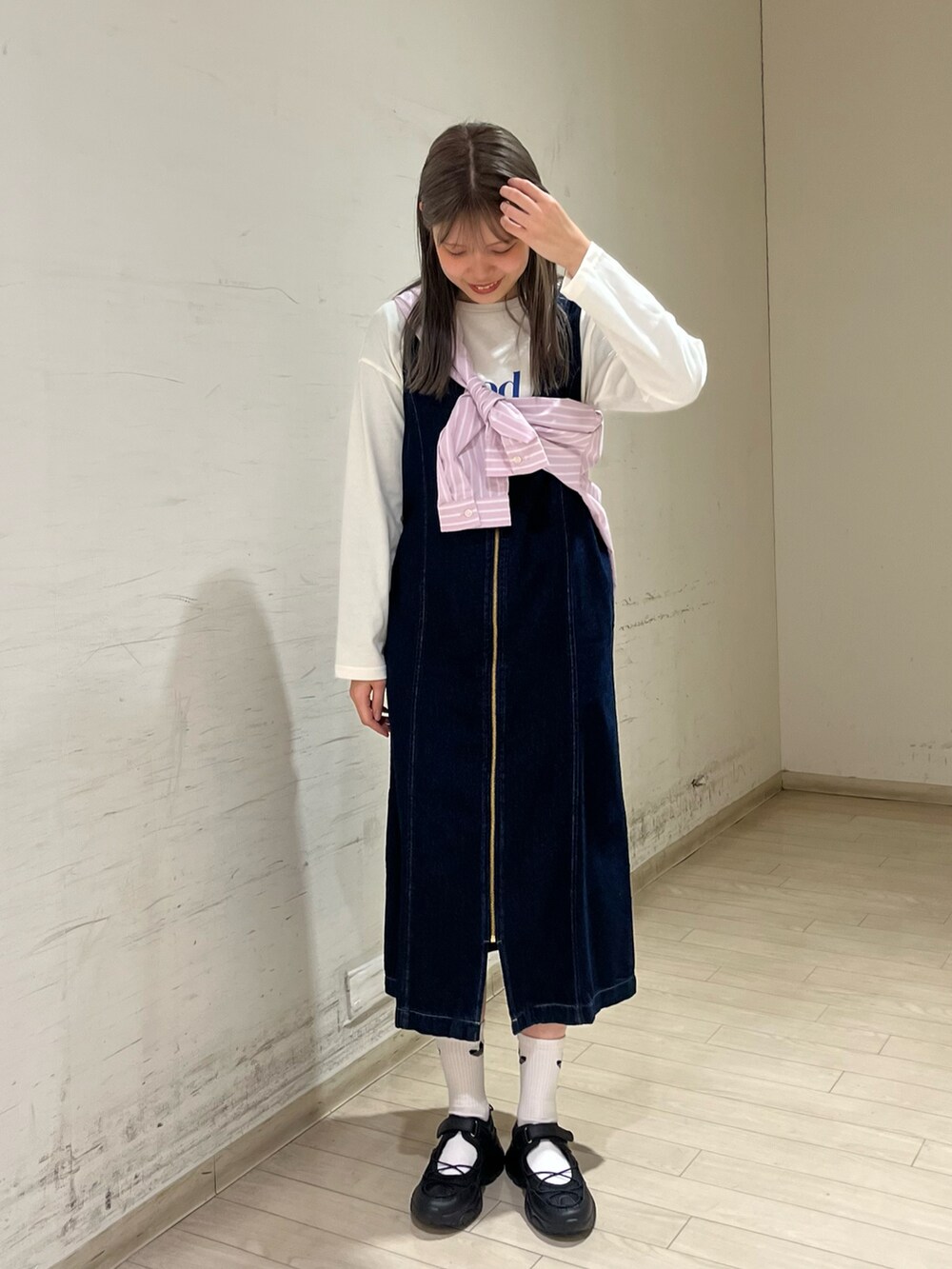 「Samansa Mos2 blueの【軽量】ドロストスニーカーサンダル（ドレスシューズ、ブラック系）」を使った、shiori(◡̈)/さん（レディース・163cm）の春コーディネートの2枚目の写真