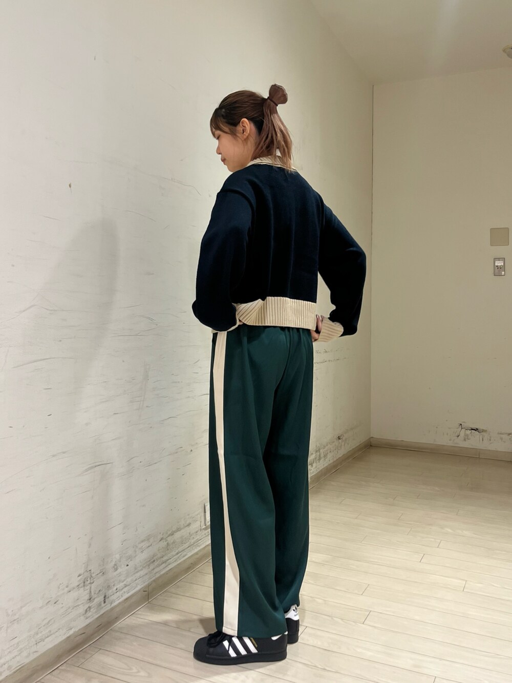 「秋先取りコーデ、シンプルスタイル、スポーティ、adidas、ehka sopo、休日スタイル、お洒落さんとつながりたい、パンツスタイル、ニット、ゆるコーデ、リラックススタイル」｜「ehka sopoのジップアップカーディガン（カーディガン/ボレロ、ブルー系）」を使った、shiori(◡̈)/さん（レディース・163cm）の秋コーディネートの4枚目の写真