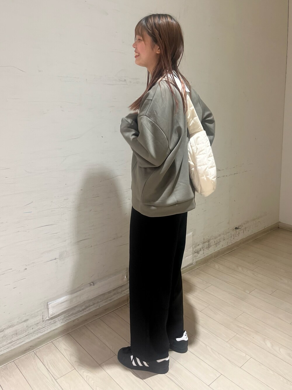 「秋服、楽チンコーデ、休日コーデ、お洒落さんとつながりたい、初秋コーデ、高身長コーデ、メンズライク、adidas、Samansa Mos2」｜「Samansa Mos2 blueのダンボールニットプルオーバー（Tシャツ/カットソー、グレー系）」を使った、shiori(◡̈)/さん（レディース・163cm）の秋コーディネートの3枚目の写真