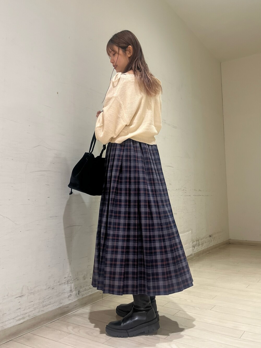 「秋服、オトナ女子、休日スタイル、大人かわいい、お洒落さんとつながりたい、ショートブーツ、スカートコーデ、カーディガンコーデ、ehka sopo、GRL」｜「ehka sopoの◎リボンキャミ&カーディガンセット（カーディガン/ボレロ、ホワイト系）」を使った、shiori(◡̈)/さん（レディース・163cm）の秋コーディネートの3枚目の写真