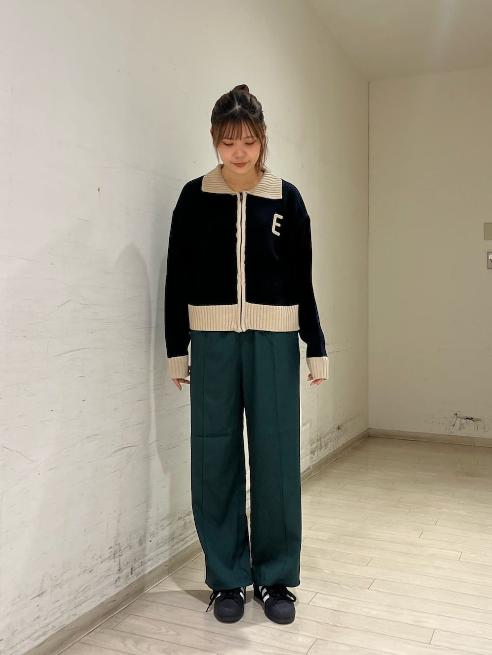 「秋先取りコーデ、シンプルスタイル、スポーティ、adidas、ehka sopo、休日スタイル、お洒落さんとつながりたい、パンツスタイル、ニット、ゆるコーデ、リラックススタイル」｜「ehka sopoのジップアップカーディガン（カーディガン/ボレロ、ブルー系）」を使った、shiori(◡̈)/さん（レディース・163cm）の秋コーディネートの3枚目の写真