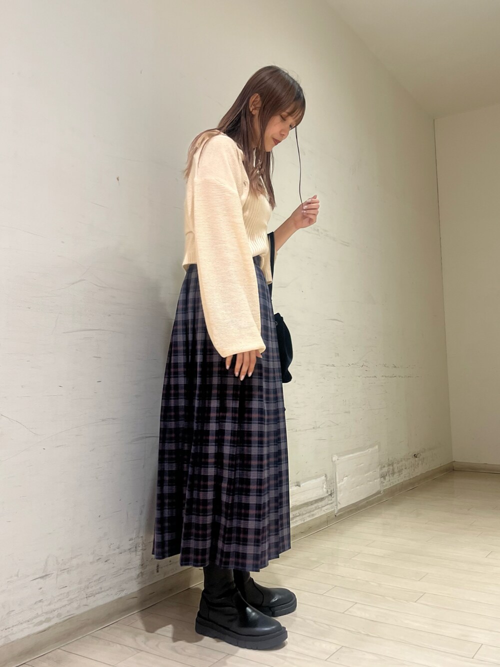 「秋服、オトナ女子、休日スタイル、大人かわいい、お洒落さんとつながりたい、ショートブーツ、スカートコーデ、カーディガンコーデ、ehka sopo、GRL」｜「ehka sopoの◎リボンキャミ&カーディガンセット（カーディガン/ボレロ、ホワイト系）」を使った、shiori(◡̈)/さん（レディース・163cm）の秋コーディネートの4枚目の写真