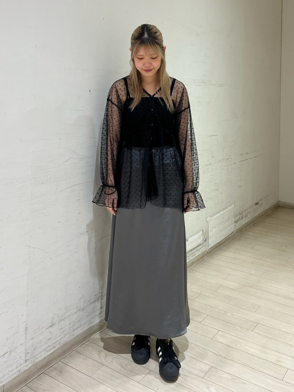 「ehka sopo」｜「ehka sopoのアイテム（シャツ/ブラウス、ブラック系）」を使った、shiori(◡̈)/さん（レディース・163cm）の春コーディネートの2枚目の写真